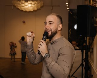 Ведучий Олексій Неміш